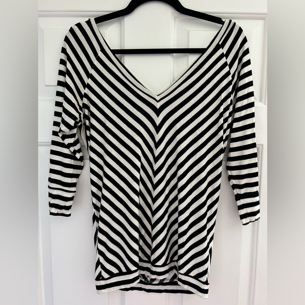 B/W Top with 3/4 length sleeves